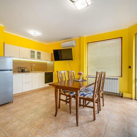 Апартаменти слънчев ден *